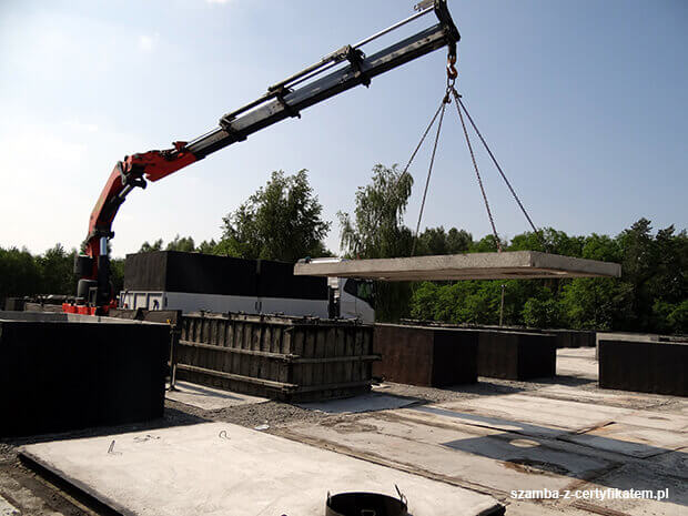 Załadunek szczelnego szamba betonowego do transportu  w Działdowie